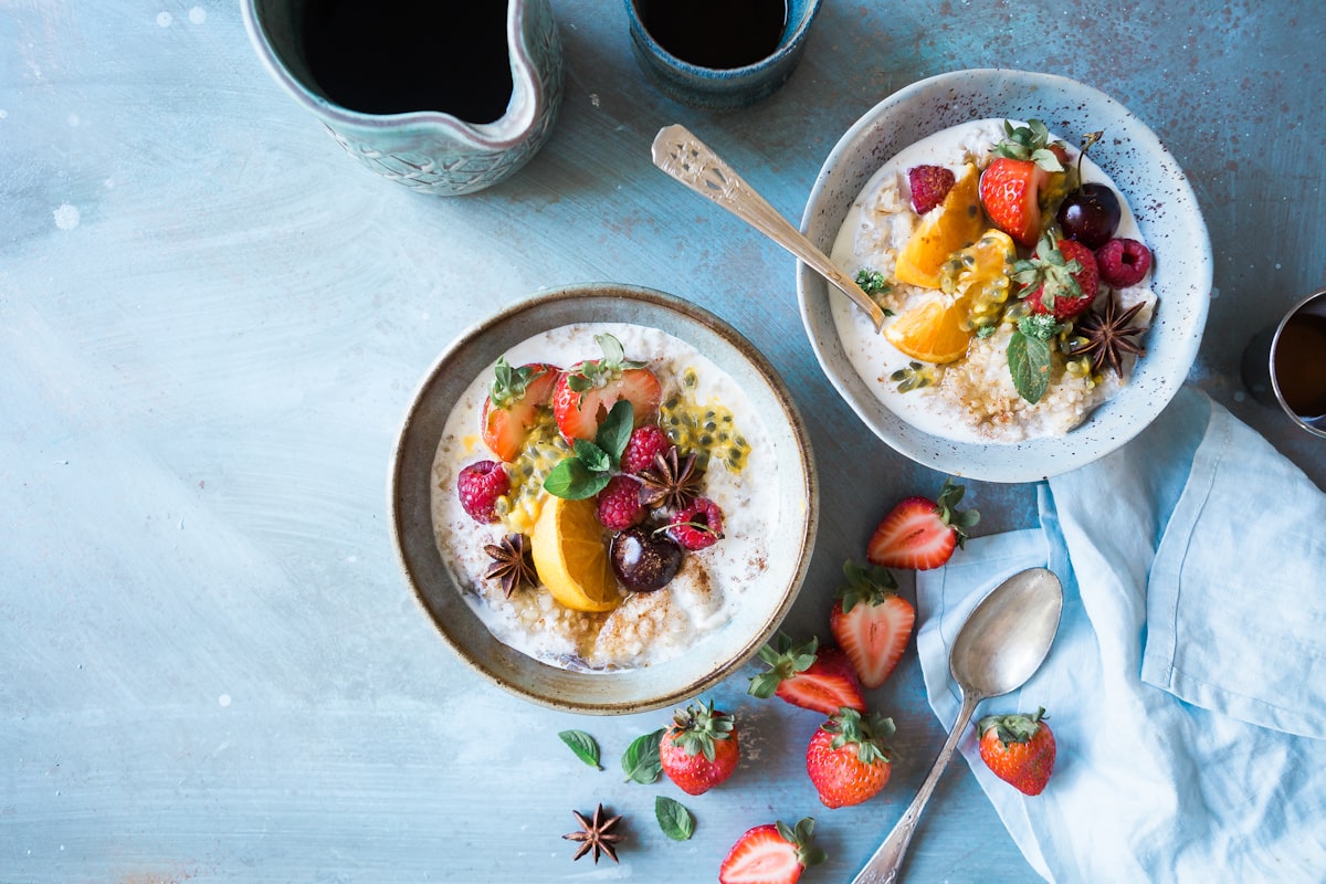Desayuno de avena con frutas